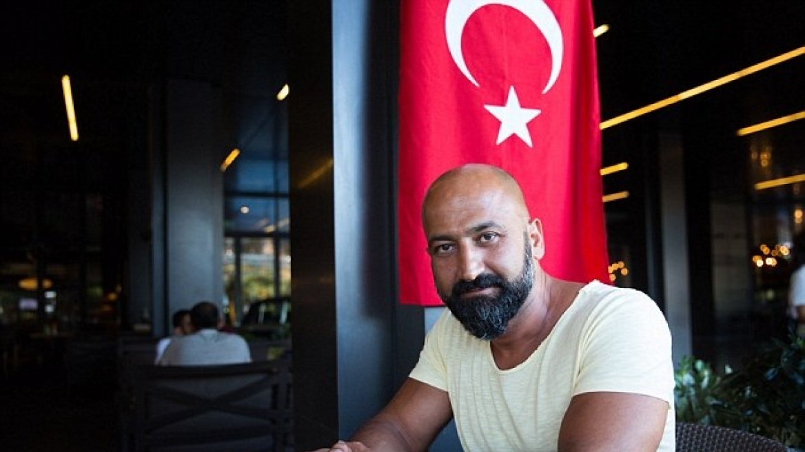 Ο οπαδός του Ερντογάν που έπεσε μπροστά στα τανκς: «Ήθελα να συνθλιβώ με τη μία» 